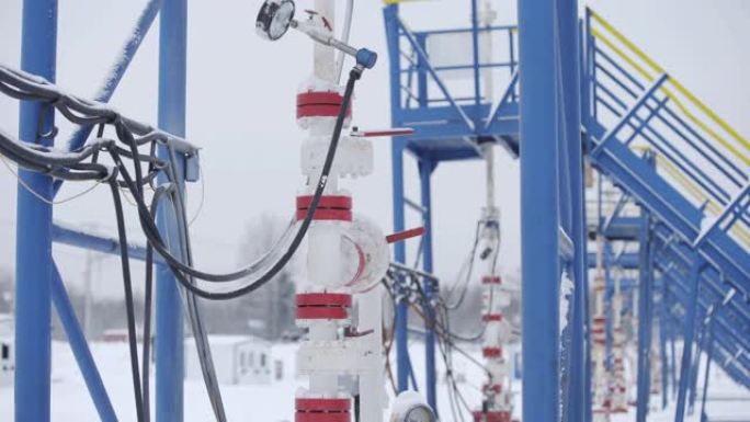 油田抽油用井口连接油井和截流控制阀的设备。冬季用于井口密封的十字型Christmass树和高压管道。