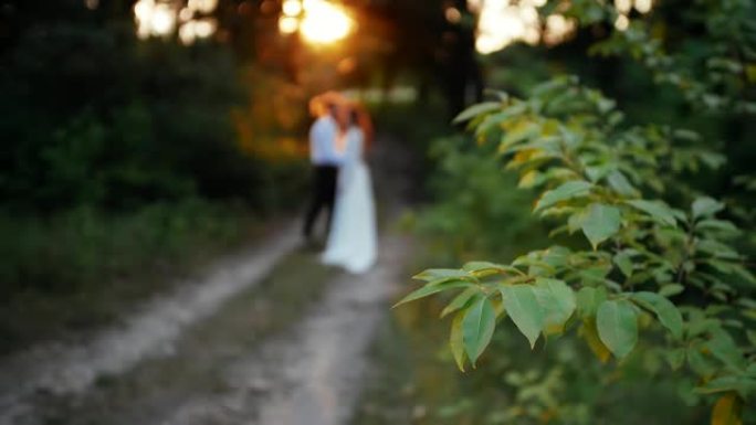 年轻人来到女孩身边，拥抱她的注意力不集中