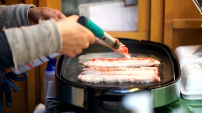 鱼街食品市场用烹饪丁烷火焰火炬点燃蟹肉