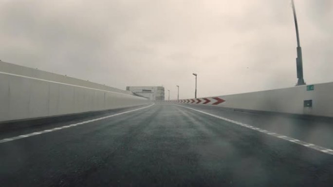 在暴风雨的高速公路上行驶/后视/空