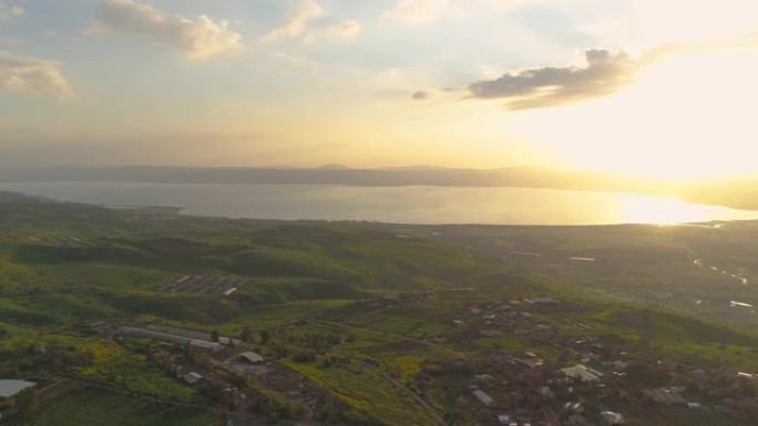 日落时在以色列北部戈兰高地和泰贝里亚上空进行空中射击。加利利海或约旦河谷的Kinnert上方有橙色绿