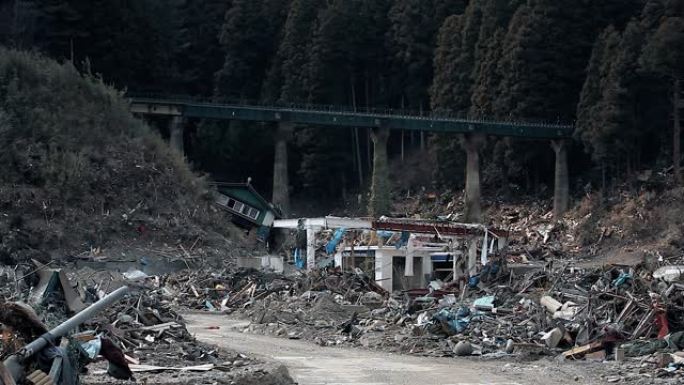 日本福岛-03/11/2011: 海啸过后，城市被毁，房屋废墟无处不在