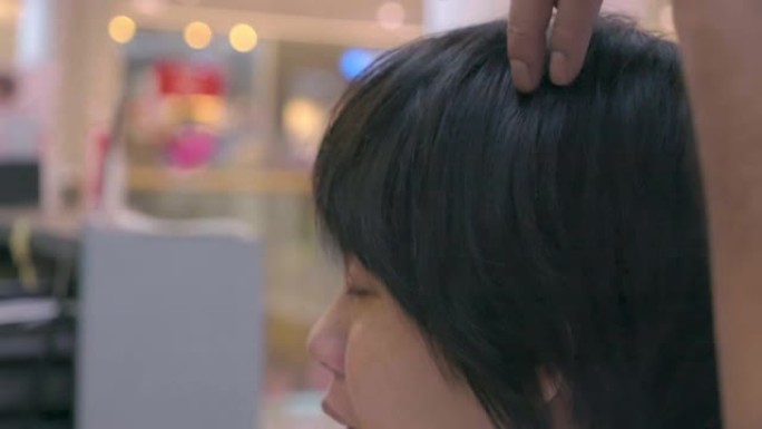 亚洲妇女在沙龙理发和造型。慢动作。