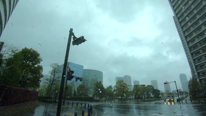 透过雨观看下雨天开车驾车第一人称视角