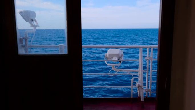 从渡船窗户看海景