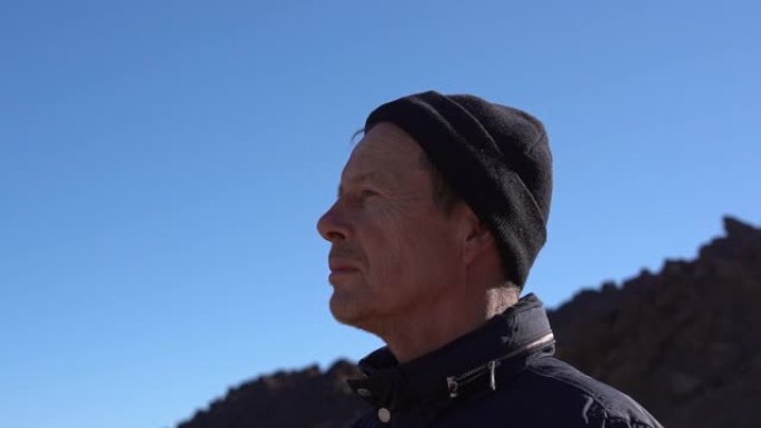 男子环顾干燥的干旱景观