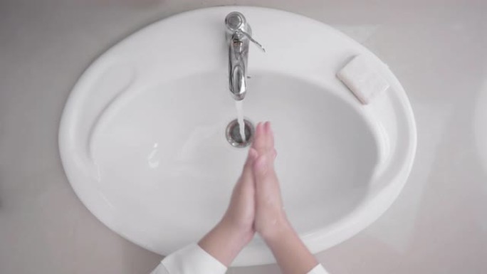 盆中女性洗手的俯视图
