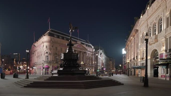 英国伦敦市中心的皮卡迪利广场，夜晚人迹罕至，车水马龙