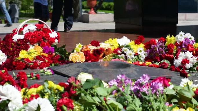 纪念和悲伤的日子，祭坛上摆放着许多不同的花束