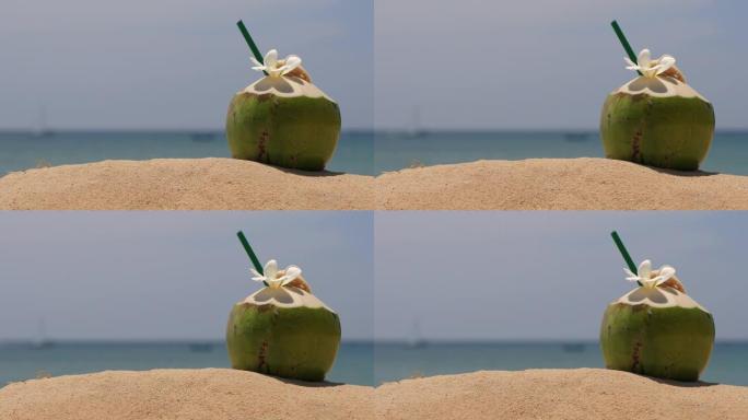 热带海滩上的新鲜椰子汁。