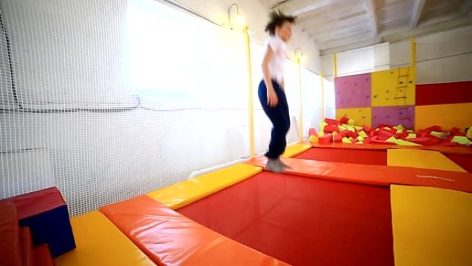 儿童在娱乐中心蹦床上跳跃