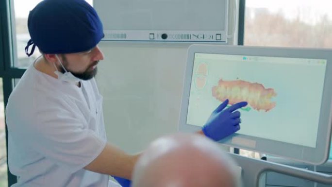 牙医解释患者牙齿的3D扫描