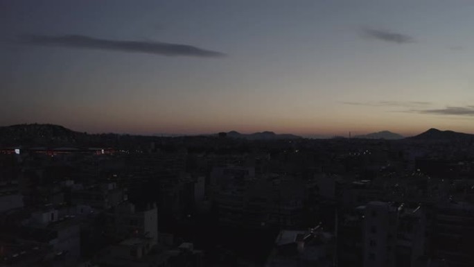 空中原始镜头-雅典-夜间在比雷埃夫斯-皮雷亚斯的城市和港口上空飞行