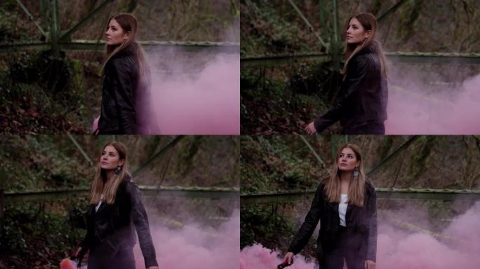在公园里，一位美丽的年轻女子手握一枚粉红色的烟雾弹，久久地凝视着