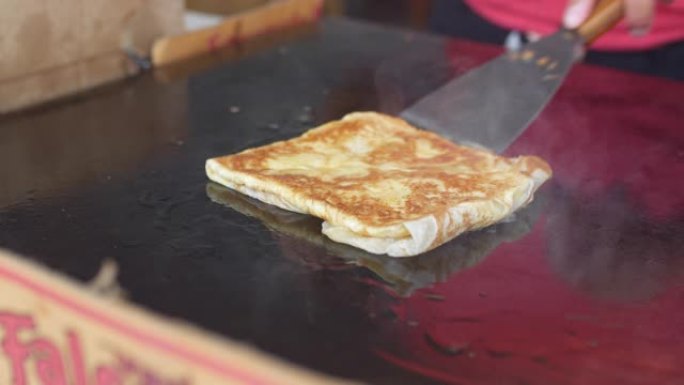 用鸡蛋制作Roti小吃，泰国街头小吃夜市