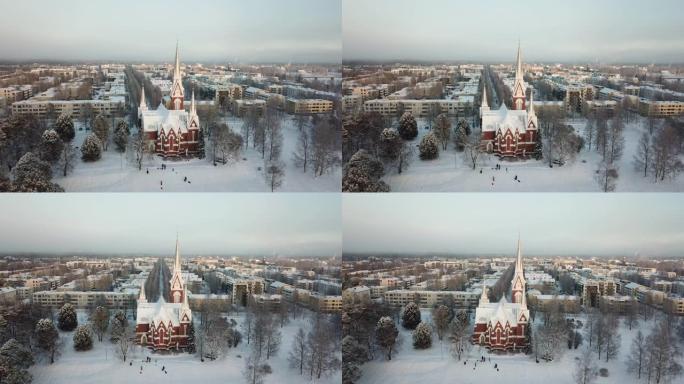 芬兰约恩苏冬季的约恩苏福音路德教会鸟瞰图。