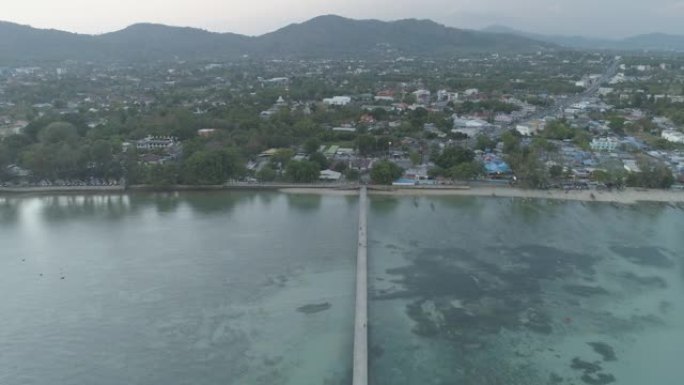 空中大角度无人机拍摄到热带海域的长桥