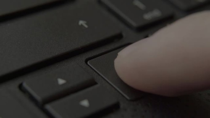 手指按下键盘上的右键