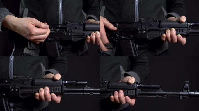 强盗在黑色背景上重装了AK-47突击步枪。从左到右的特写全景图。