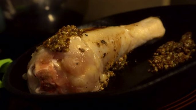芥末酱鸡腿在铸铁锅中煮熟
