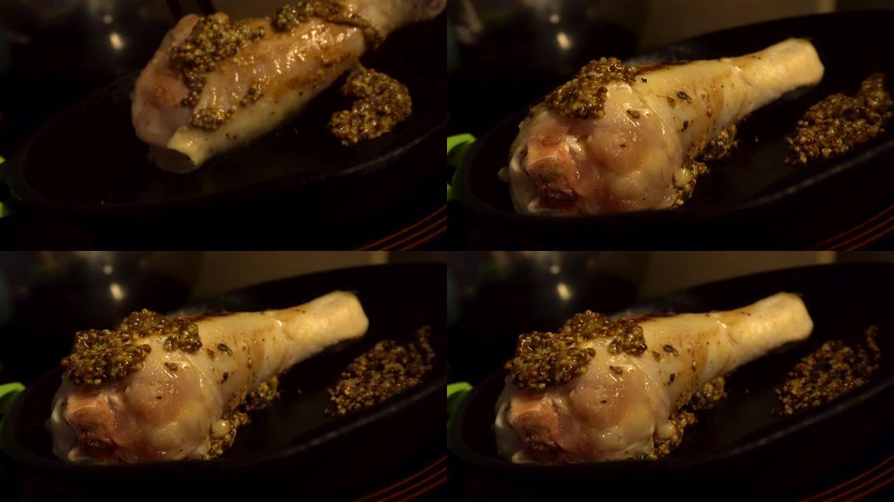 芥末酱鸡腿在铸铁锅中煮熟