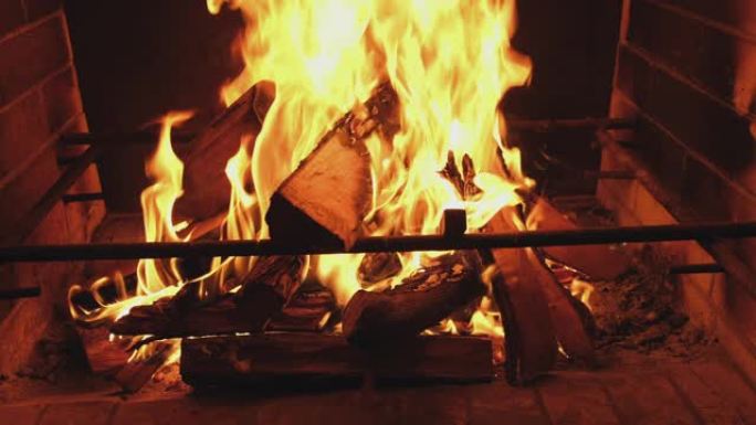 黑色背景上燃烧的火