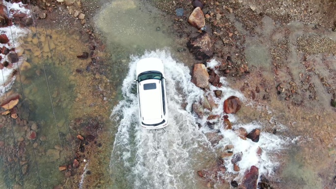 车辆行进山路涉水