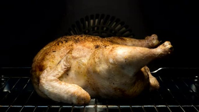 烤箱里美味又脆的烤鸡。皮下塞满黄油，上面塞满香草。4k延时镜头，放大效果