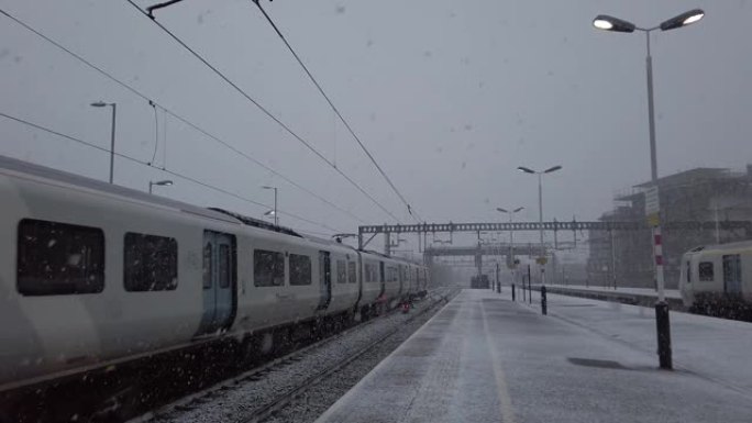 伦敦火车站的降雪
