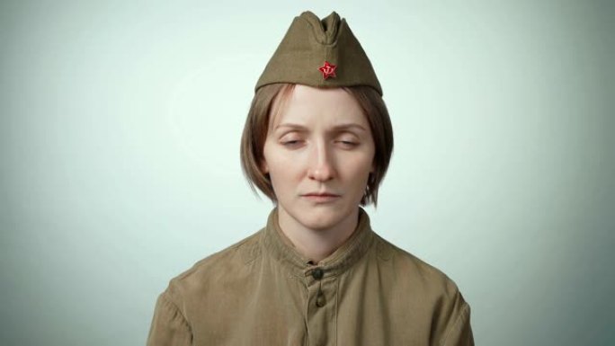一名年轻女子身穿苏联红军白衣的视频