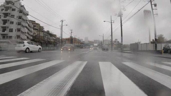 驾驶通过雨天道路/后视图