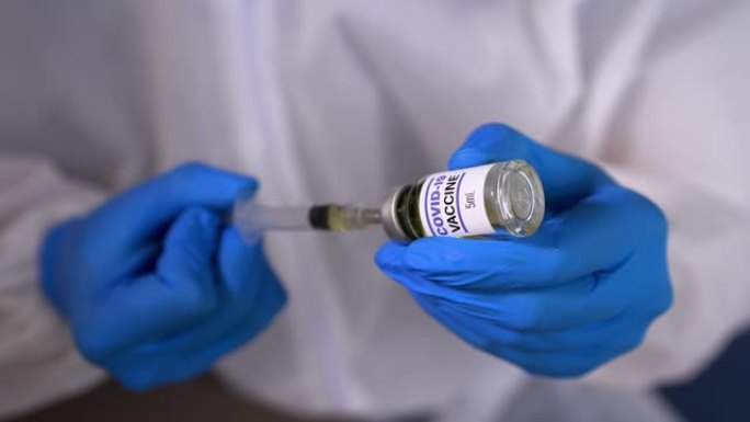冠状病毒疫苗-新型冠状病毒肺炎疫苗-防护服医生准备给病人接种疫苗