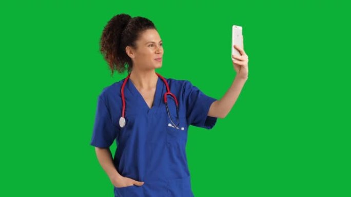女医生用她的智能手机在色度键绿屏上进行视频通话，慢动作