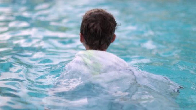 在夏季，水中有游泳池毛巾的孩子玩得开心