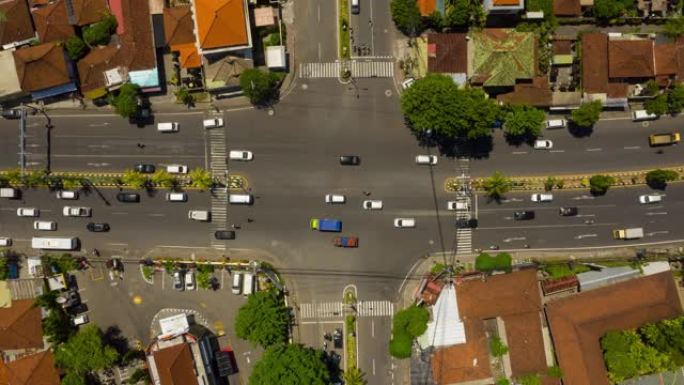 晴天巴厘岛长谷著名繁忙交通街道十字路口空中延时俯冲全景4k印度尼西亚