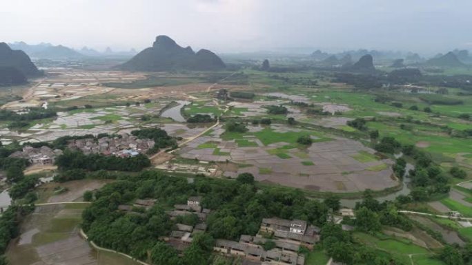 中国桂林喀斯特山区稻田的航拍视频