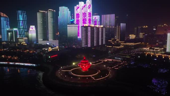 夜间照明青岛市著名海湾纪念碑航空全景4k中国