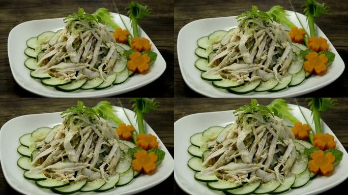鸡肉沙拉配黄瓜和白芝麻日式食品