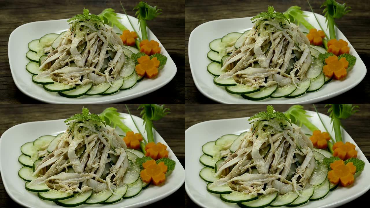 鸡肉沙拉配黄瓜和白芝麻日式食品