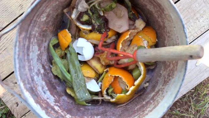 用蔬菜和其他垃圾制成堆肥的旧桶
