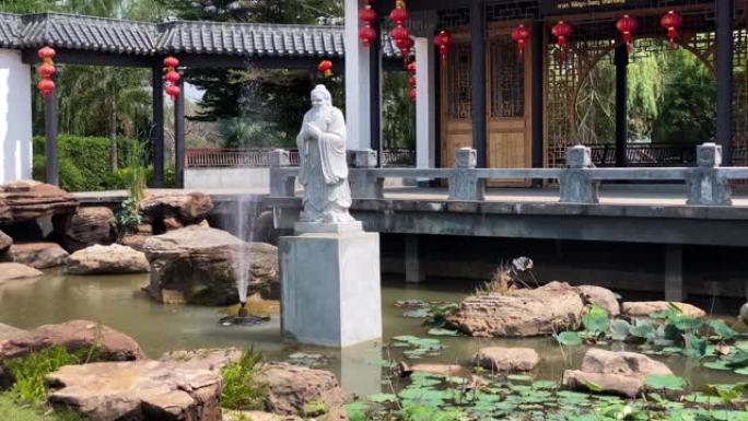 带有conizzius雕像的中国花园