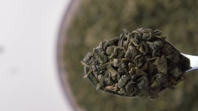 绿茶火药。用金属勺子干燥的卷叶