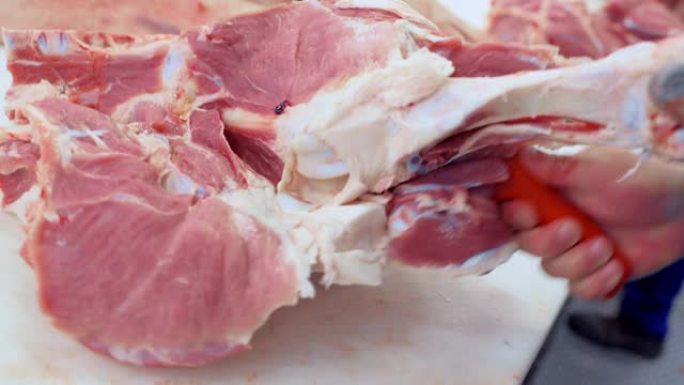 屠夫在切肉店肉品加工厂切猪肉