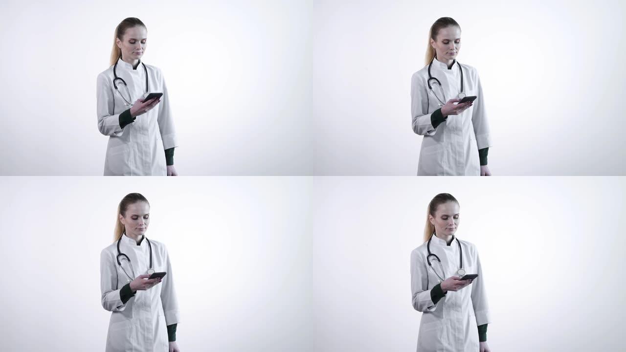 一位女医生看着智能手机。医生在看新闻提要。