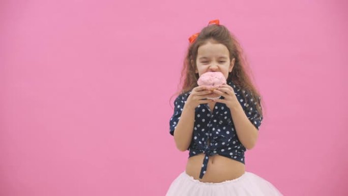 4k视频，可爱的女孩吃美味的甜甜圈，藏在背后。