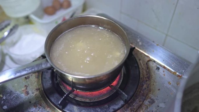 在香草排骨汤中煮大蒜烹饪肉骨茶的特写场景，食品加工，马来西亚和新加坡传统菜肴，烹饪步骤，食品准备，著