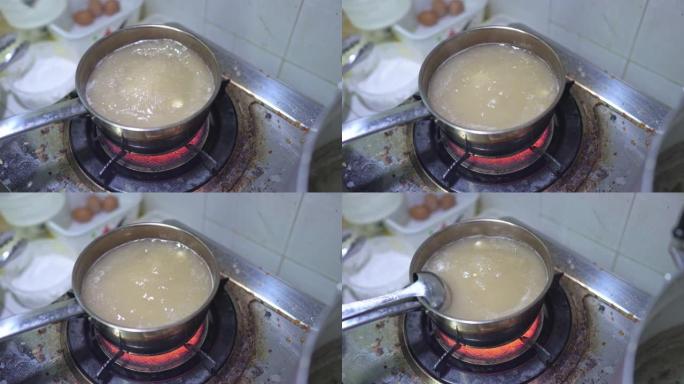 在香草排骨汤中煮大蒜烹饪肉骨茶的特写场景，食品加工，马来西亚和新加坡传统菜肴，烹饪步骤，食品准备，著