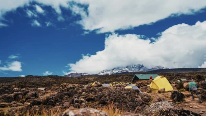 在乞力马扎罗山基地露营的帐篷。