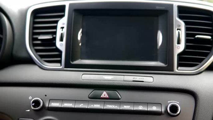 豪华汽车内饰-驾驶员座椅，方向盘，变速杆，仪表板和计算机。