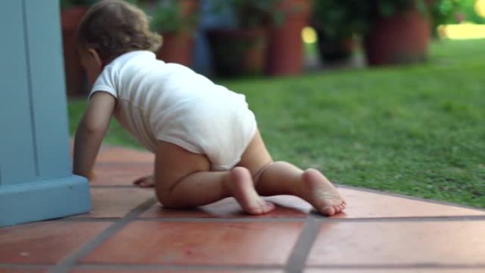 幼儿在户外在家爬行，婴儿学习移动